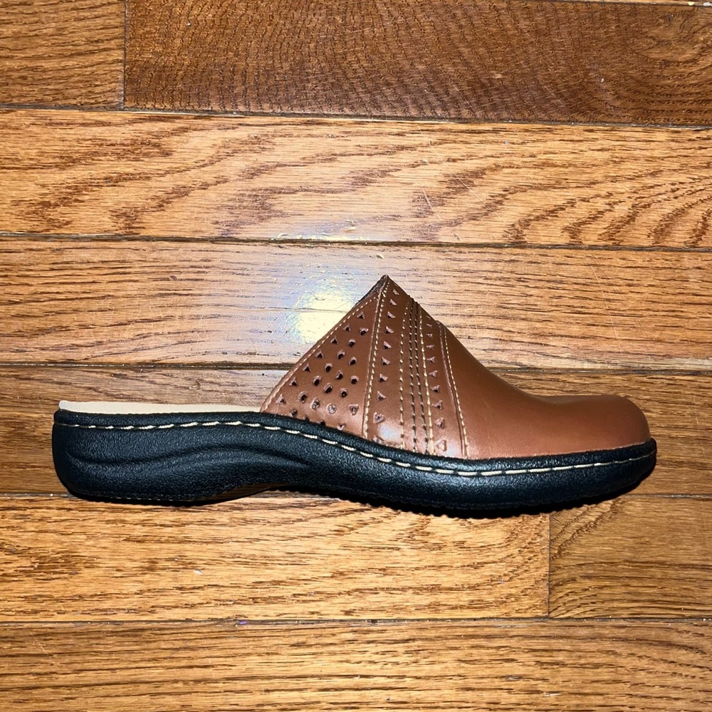 NEW Clarks Leather Laurieann Ease Slip On Mule Flats Dark Tan Women’s Size 5.5 - Picture 5 of 11
